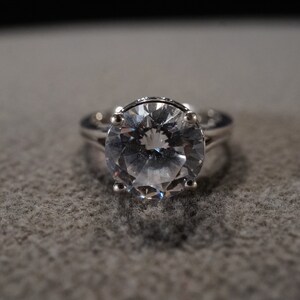 Vintage Sterling Silver Band Ring Multi Round Prong Set White Topaz Fancy Halo Setting Classic Collectable Art Deco Style, Size 5