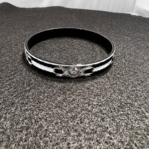 Vintage Silver Tone Bangle Bracelet Jet Black Enameled Fancy Etched Design Eternity Setting Classic Collectable Stackable Style       #4325