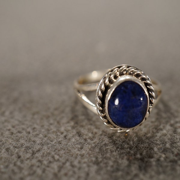 Vintage Sterling Silver Band Ring Oval Bezel Set Lapis Raised Relief Scrolled Braided Setting Classic Collectable Art Deco Style, Size 5