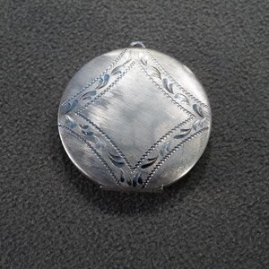 Antique Vintage Pendant Charm Locket Round Fancy Etched Hinged Design Victorian Style Necklace Chain Design Classic Collectable     #3718