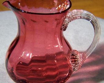 Pichet en verre de Art canneberge Pilgrim Collectable Vintage appliqué poignée