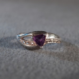 Vintage Sterling Silver Fashion Ring with Split Band and Trillium Shaped Amethyst, size 7 1/2