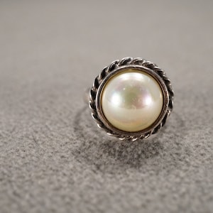 Vintage Wedding Band Stacker Design Ring Sterling Silver Round Bezel Set Cultured Pearl Raised Relief Scrolled Single Stone Setting, Size 8