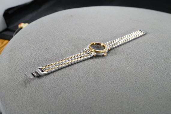 Vintage Authentic Designer Gucci Ladies Wrist Watch 9000M Date Indicator 32mm Stainless Steel Yellow Gold Classic Collectable Accessory 3703