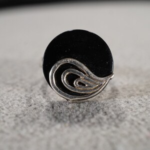 Vintage Sterling Silver Band Ring Round Bezel Set Black Onyx Swirled Design Overlay Art Deco Style, Size 6