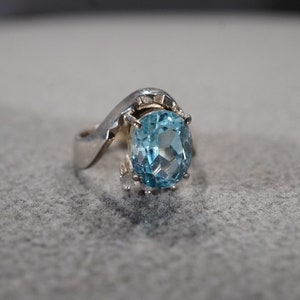 Vintage anillo de banda de plata de ley 4 redondo ovalado prong set blanco azul topacio curvado ajuste estilo Art Déco, tamaño 6