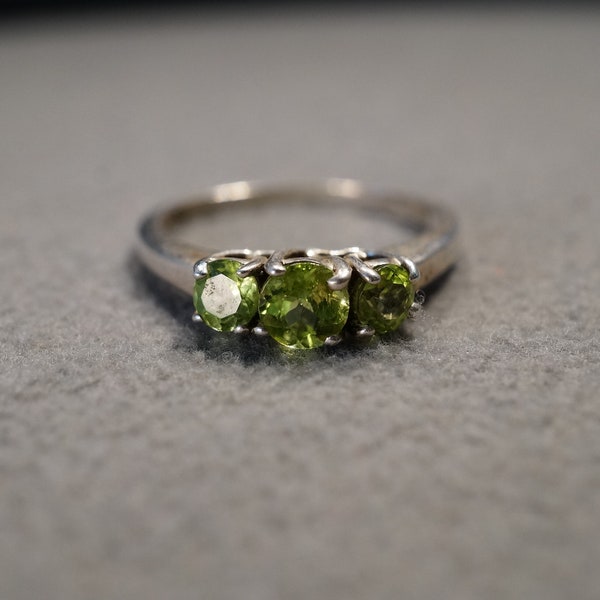 Vintage Sterling Silver Wedding Band Stacker Design Ring 3 Round Prong Set Peridot Classic Multi Stone Setting Collectable, Size 8.5