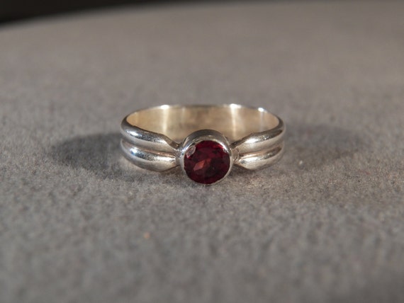SZ 9 1/2 MJG STERLING SILVER 16 X 12MM HESS GARNET CAB RING.ANTIQUE ENGRAVED SZ 9 1/2 MJG STERLING SILVER 16 X 12MM HESS GARNET CAB RING.ANTIQUE ENGRAVED