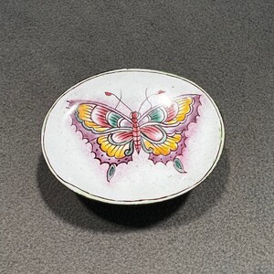 Vintage Oval Brass Jewelry Trinket Box Multi Colored Enameled Butterfly Flower Designs Table Dresser Top Classic Home Decor Collectable