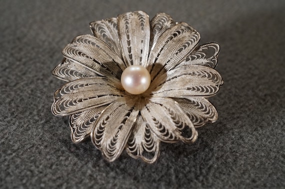 Broche Ancienne ART DECO - Lucite Gravée Fleur - Monture Laiton Doré - Diamètre 3 Cm - Occasion