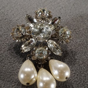Vintage Silver Tone Pin Brooch Multi Round Marquise Prong Set Glass Rhinestone 3 Pear Faux Pearl Dangle Charms Art Deco Style          #1895