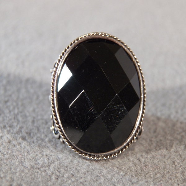 Vintage Silber Ton Oval Jet Black facettierten Stein Fancy gescrollt geätzt Breite Bauchbinde Ring, Größe 7,5
