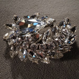 Vintage Silver Tone Pin Brooch Multi Round Marquise Teardrop Glass Rhinestone Cluster Spray Design Setting Art Deco Style Classic      #3593