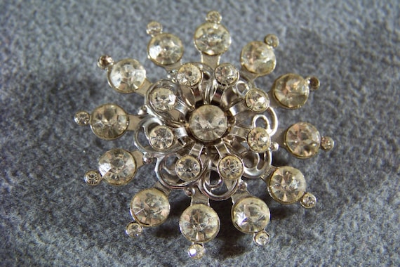 Round brooch 2024
