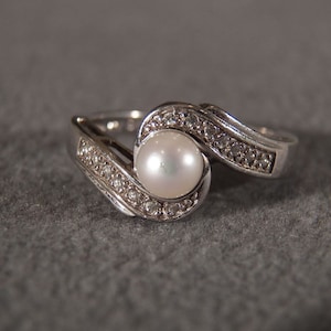 Vintage Sterling Silver Band Bypass Design Ring Round Cultured Pearl 14 Diamonds Size 9