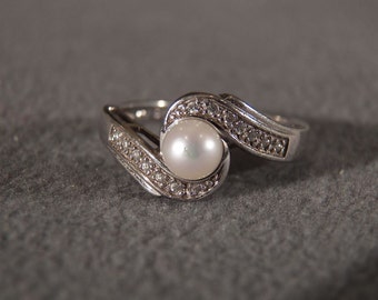 Vintage Sterling Silver Band Bypass Design Ring Round Cultured Pearl 14 Diamonds Size 9