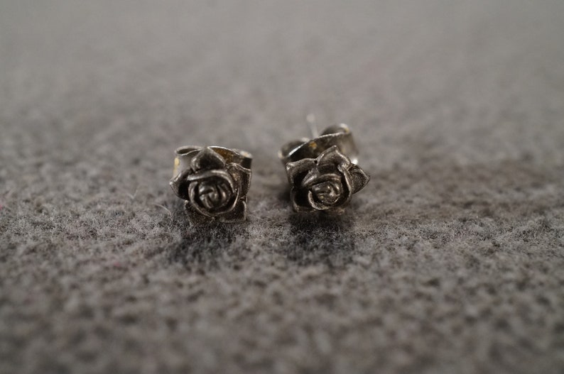 Vintage Pewter Set 4 Trinket Jewelry Pill Box Pin Brooch Stud Pierced Earrings Pendant Charm Necklace Chain Raised Relief Flower Design 3575