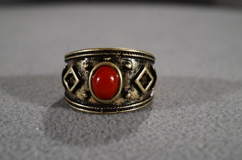 Vintage Band Ring Yellow Gold tone Oval Faux Carnelian Fancy Raised Relief Cigar Band Style Wedding Stacker Design Size 9