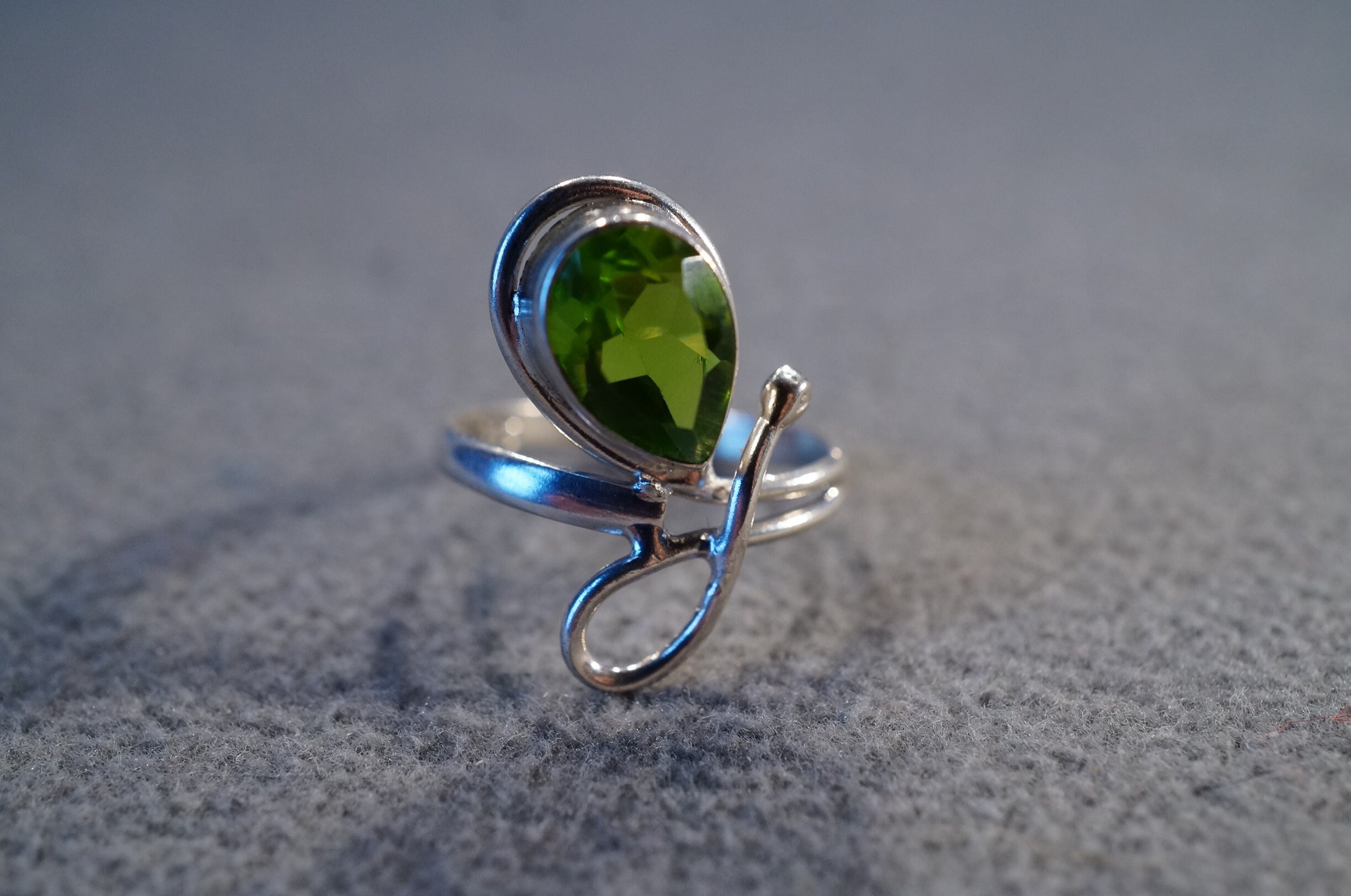 Vintage Sterling Silver Band Ring Pear Teardrop Bezel Set Peridot
