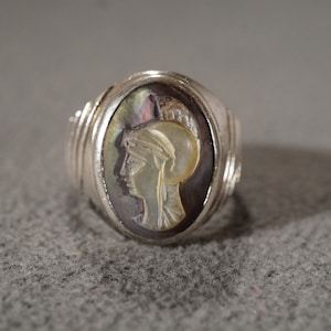 Vintage Sterling Silver Band Ring Oval Mother Of Pearl Fancy Carved Soldier Intaglio Cameo Design Unisex Signet Victorian Style, Size 10.5