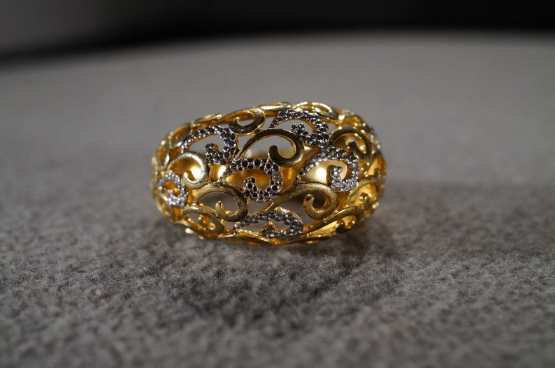 Size 7.5 Vintage Serling Silver Yellow Gold Overlay Cigar Wedding Band Stacker Design Ring Fancy Scrolled Setting Victorian Style