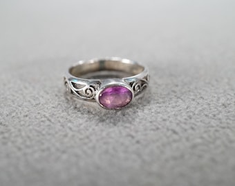 Vintage Wedding Band Stacker Design Ring Sterling Silver Oval Bezel Set Amethyst Scrolled Raised Relief Single Stone Setting, Size 7