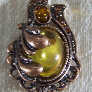 Vintage Rose Gold Tone Shades of Yellow bold Victorian Style Pin Brooch        W
