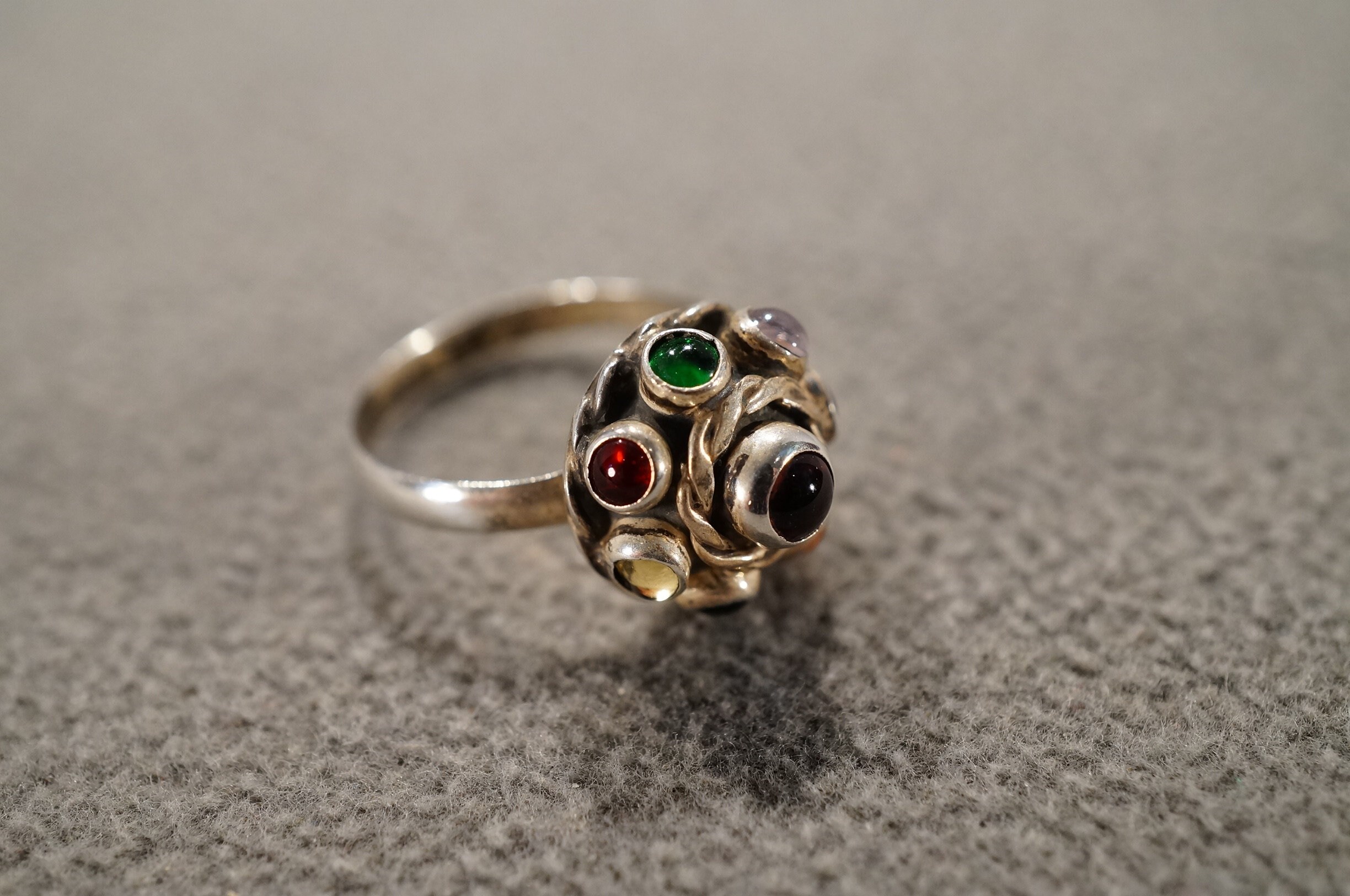 Vintage Sterling Silver Band Ring 8 Round Bezel Set Cabochon