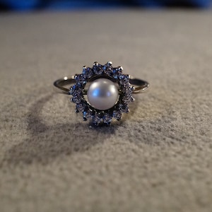 Vintage Sterling Silver Band Ring Multi Round Prong Set Cultured Pearl White topaz Fancy Halo Setting Classic Art Deco Style, Size 8.5