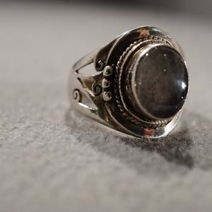 Vintage Sterling Silver Band Ring Oval Bezel Set Labradorite Fancy Scrolled Raised Relief Etched Art Deco Style, Size 8