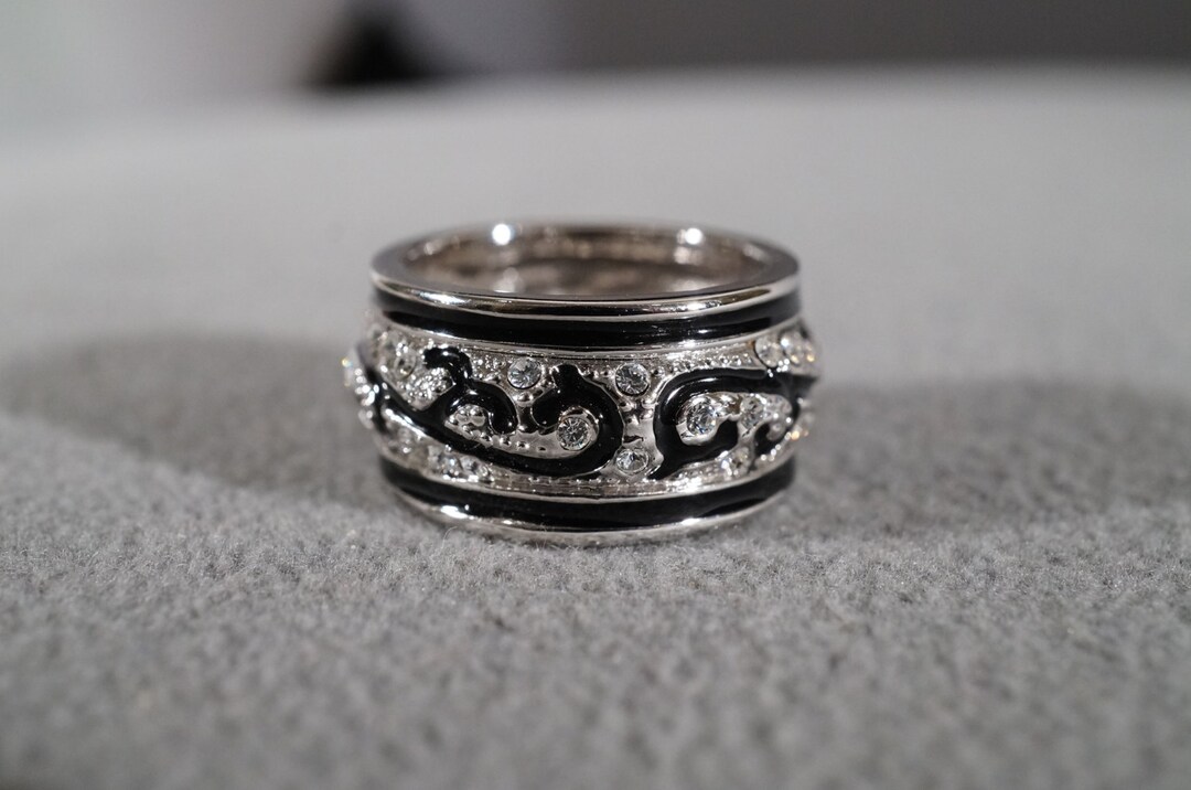 SWAROVSKI　Sophisticated　Ring　シルバーカラー Vintage Silver Tone Round Swarovski Crystal Fancy Jet Black
