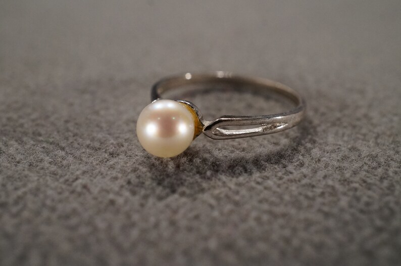 Size 7 Vintage Sterling Silver Band Ring Round Cultured Pearl Classic Sleek Solitaire Setting Art Deco Style Collectable