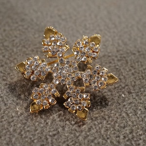 Vintage Yellow Gold Tone Pin Brooch Multi Round Prong Set Clear Crystal Glass Rhinestone Round Star Winter Snowflake Setting Art Deco Style