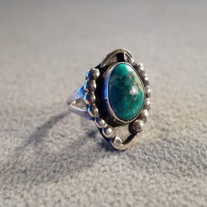 Vintage Sterling Silver Band Ring Oval Bezel Set Turquoise Raised Relief Bead Design Setting Southwestern Style Artist Collectable, Size 5
