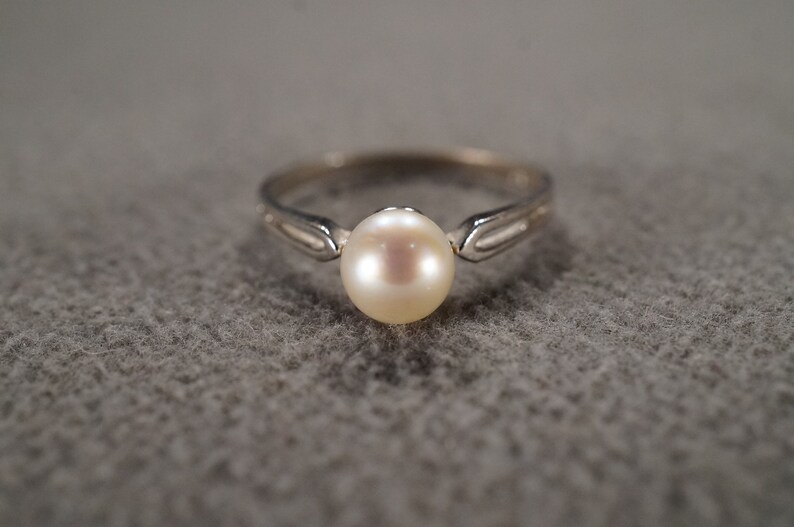 Size 7 Vintage Sterling Silver Band Ring Round Cultured Pearl Classic Sleek Solitaire Setting Art Deco Style Collectable