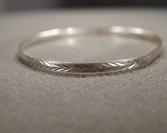 アクセサリー vintage stone embedded silver bangle Sterling Hinged Bangle Bracelet with Engraved Design Swoops