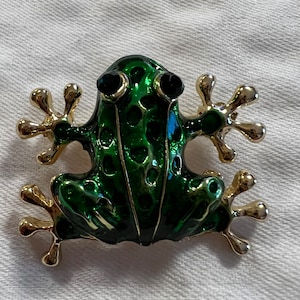 Vintage Yellow Gold Tone Pin Brooch Emerald Green Enameled Detailed Frog Design Classic Collectable Artist