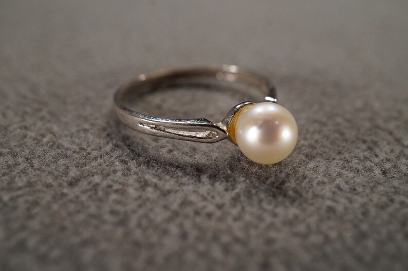 Size 7 Vintage Sterling Silver Band Ring Round Cultured Pearl Classic Sleek Solitaire Setting Art Deco Style Collectable