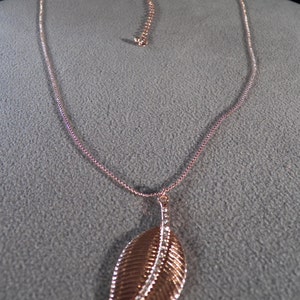 Vintage Rose Gold Tone Dimensional  Raised Relief Leave Design Pendant Charm Multi Round Inset Rhinestone Necklace Chain