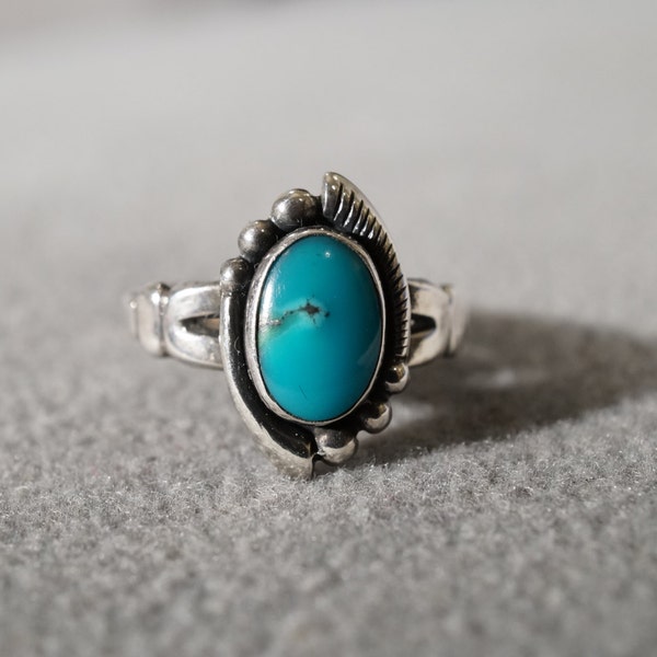 Vintage Sterling Silver Oval Turquoise Southwestern Style Scrolled Fancy Band Ring, Size 5