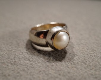 Size 7 Vintage Sterling Silver Band Ring Round Cultured Pearl Classic Sleek Solitaire Setting Art Deco Style Collectable