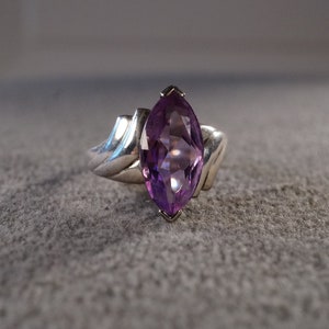 Vintage Sterling Silver Band Ring Marquise Prong Set Amethyst Raised Relief Ribbed Setting Art Deco Style Classic Collectable, Size 6.5