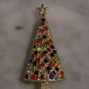 Vintage Yellow Gold Tone Muti Round Ruby Red Emerald Green Clear Aurora Borealis Glass Rhinestone Encrusted Christmas Tree Themed Pin Brooch