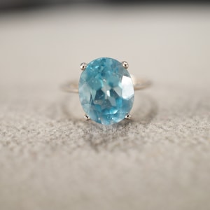 Vintage Wedding Band Stacker Design Ring Sterling Silver Oval Prong Set Blue Topaz Raised Relief Single Stone Setting Classic, Size 5