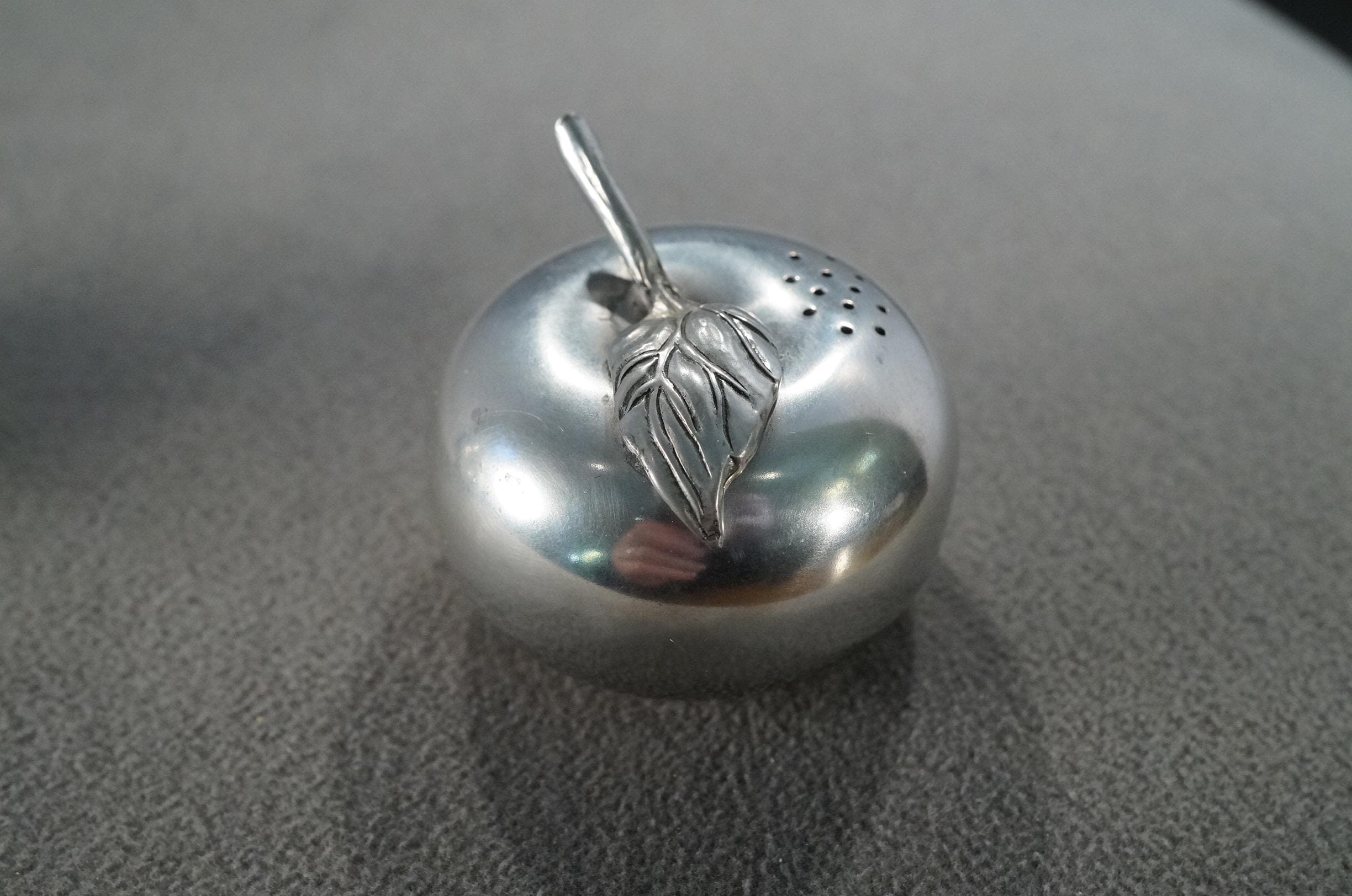 Vintage Apple Pear Kirk Stieff Pewter Set 2 Salt Pepper Shakers