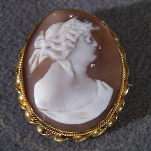 Vintage 12 K Yellow Gold Filled fancy Carved Large Oval Roman Figural Design Carved Cameo Pin Brooch   W     **RL