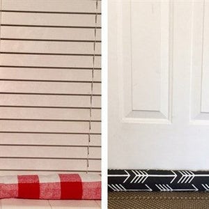 Puede incluir: Dos tapones de puerta, uno con un patrón de cuadros rojos y blancos y el otro con un patrón de flechas negras y blancas.