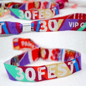 30FEST® Party-Armbänder zum 30. Geburtstag im Festival-Stil – Geburtstagsparty-Armbänder – 30. Partygeschenke / Gastgeschenke ~ Lockdown-Geschenk – 30 fest