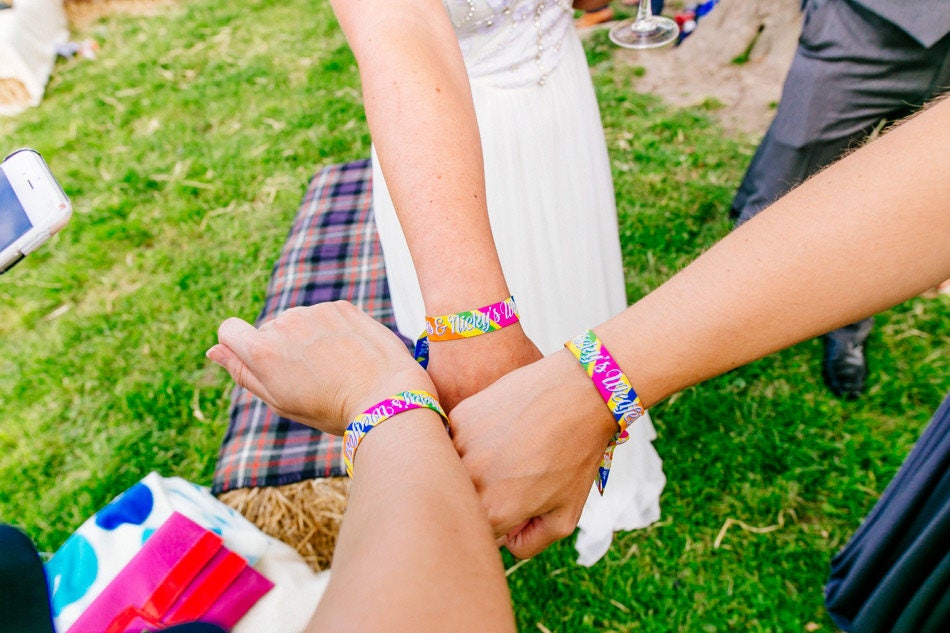 Pulsera de tela - ¿Tienes que organizar una boda? 🥳🎁 Las pulseras de tela  personalizadas son una opción perfecta para agasajar a los asistentes y  crear un recuerdo único y especial del
