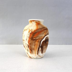 Jarrón grande de cerámica vintage Nemadji con remolinos de color naranja y marrón.